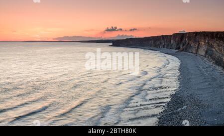 Spettacolare tramonto sulla baia di Dunraven, sulla costa del Galles del Sud, Regno Unito. Dunraven Bay è anche conosciuta come Southerndown e viene descritta come Bad Wolf Bay nel s. Foto Stock