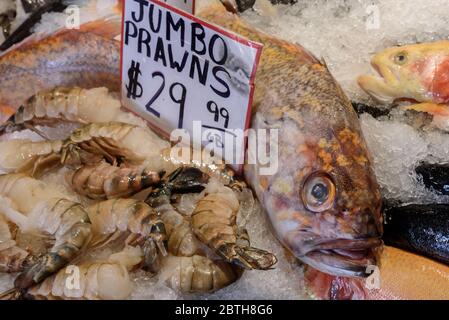 Pesce fresco in vendita in un mercato agricolo. Il pesce è disposto in ghiaccio, ed etichettato. Il mercato è il famoso mercato Pike Place, a Seattle Foto Stock