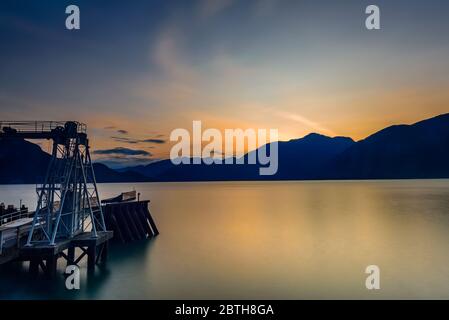 Acque dolci di Porteau Cove, BC, Canada, alla fine di una giornata estiva. Foto Stock