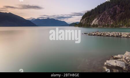 Acque dolci di Porteau Cove, BC, Canada, alla fine di una giornata estiva. Foto Stock