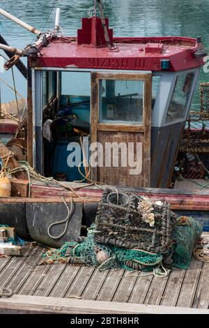 un vecchio stile di pesca costiera in banchine sul porto con pentole di aragosta e granchio pronte per il caricamento sui ponti. Foto Stock