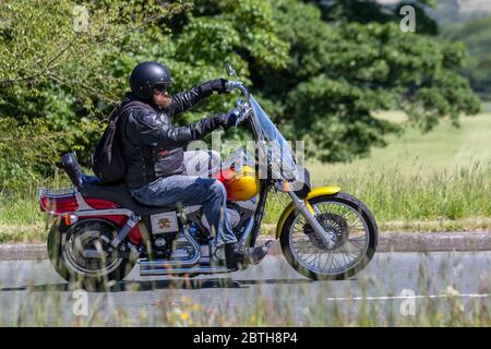 Rosso arancio Harley Davidson motociclista; due ruote di trasporto, moto, veicolo, strade, moto, ciclisti che automobilano sull'autostrada M6 Chorley, Regno Unito Foto Stock