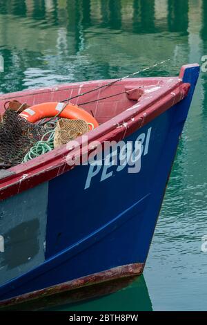 un vecchio stile di pesca costiera in banchine sul porto con pentole di aragosta e granchio pronte per il caricamento sui ponti. Foto Stock