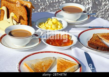 Tè e toast con burro e marmellata e tè appena fatto. Foto Stock