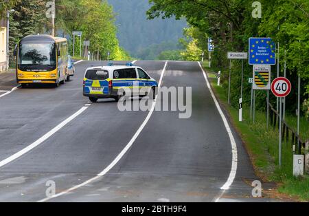 Petrovice, Repubblica Ceca. 26 Maggio 2020. Funzionari di polizia tedeschi patroll al confine tra Petrovice e Luckendorf con la Repubblica Ceca, 26 maggio 2020. Saranno effettuati solo controlli casuali lungo i confini cechi con Austria e Germania e tutti gli attraversamenti stradali e ferroviari lungo tali frontiere riapriranno, il gabinetto ceco ha deciso la proposta del ministro degli interni Jan Hamacek. Credit: Ondrej Hajek/CTK Photo/Alamy Live News Foto Stock