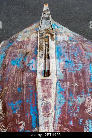 lo scafo ribaltato o il fondo di una vecchia barca nautica shabby chic sulla costa. Foto Stock