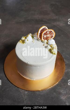 Delizioso pan di Spagna a strati di pistacchio con limatura al limone e crema fresca. Foto Stock