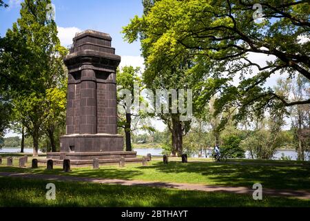 Torre Bismarck nella pianura fluviale del Reno, Bonn, Nord Reno-Westfalia, Germania. Bismarckturm in der Rheinaue, Bonn, Nordrhein-Westfalen, Deutschland. Foto Stock