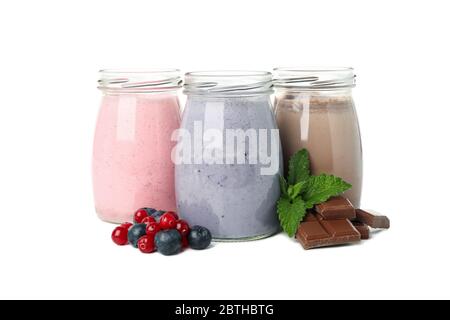 Frullati di mirtillo, fragola e cioccolato isolati su sfondo bianco Foto Stock