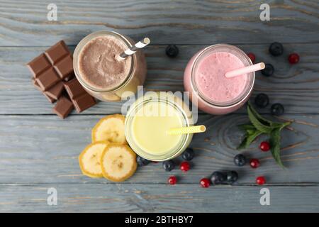 Deliziosi frullati su sfondo di legno. Drink estivo Foto Stock