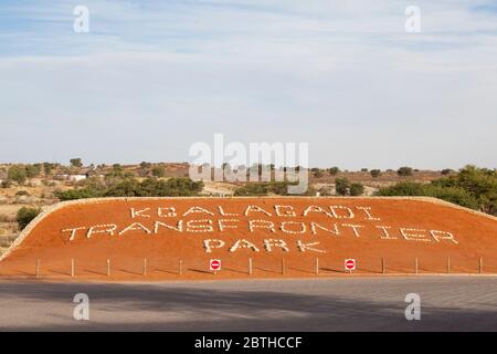 Kgalagadi Parco transfrontaliero firmare al Twee Rivieren camp, Northern Cape, Sud Africa nella luce della sera affacciato sul tipico semi terreno del deserto Foto Stock