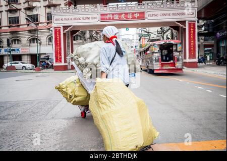 Immagini del traffico all'incrocio trafficato presso l'Arco dell'amicizia Cinese Filippino nel quartiere di Binondo Chinatown a Manila Filippine. Foto Stock