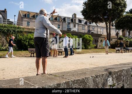 Persone che giocano petanques, St Malo, Bretagna, Francia Foto Stock