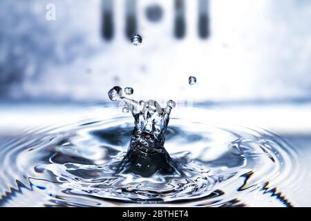 Bella immagine ad alta velocità di un esperimento di caduta dell'acqua Foto Stock