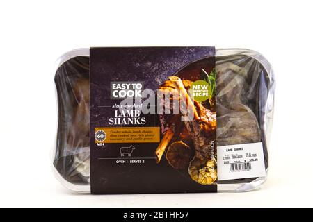 Alberton, Sud Africa - facile da cucinare i tanks di agnello a cottura lenta da Woolworths cibo isolato su un'immagine di sfondo chiaro con spazio di copia Foto Stock
