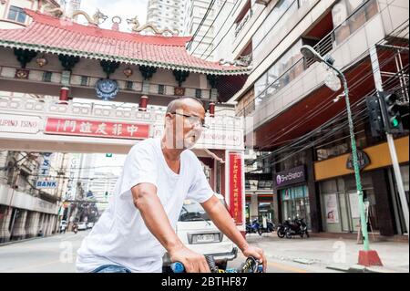 Immagini del traffico all'incrocio trafficato presso l'Arco dell'amicizia Cinese Filippino nel quartiere di Binondo Chinatown a Manila Filippine. Foto Stock