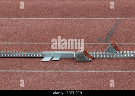 blocco di partenza in una pista rossa Foto Stock