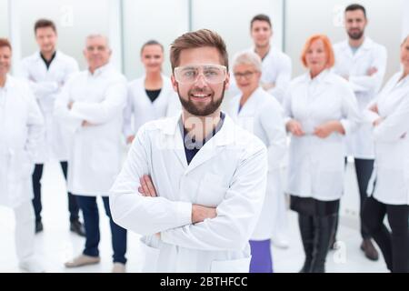 leader scientifico fiducioso che si trova di fronte a un team di giovani scienziati. Foto Stock