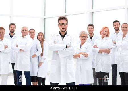 leader scientifico fiducioso che si trova di fronte a un team di giovani scienziati. Foto Stock