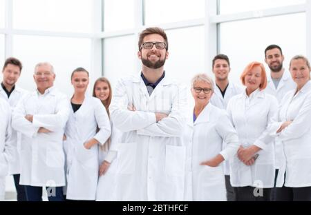 leader scientifico fiducioso che si trova di fronte a un team di giovani scienziati. Foto Stock