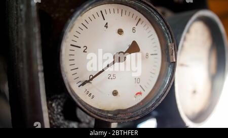 Foto di primo piano dei manometri che mostrano la pressione del vapore nel vecchio motore dell'apparato propulsore a vapore Foto Stock