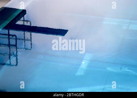 Chemnitz, Germania. 26 Maggio 2020. Una torre per immersioni si riflette nell'acqua della piscina per immersioni nella piscina all'aperto di Gablenz. Le piscine all'aperto di Chemnitz riaprono il 30 maggio. A causa della corona, tuttavia, il numero di bagnanti sarà limitato e non sarà possibile noleggiare lettini e attrezzature sportive. Credit: Jan Woitas/dpa-Zentralbild/ZB/dpa/Alamy Live News Foto Stock