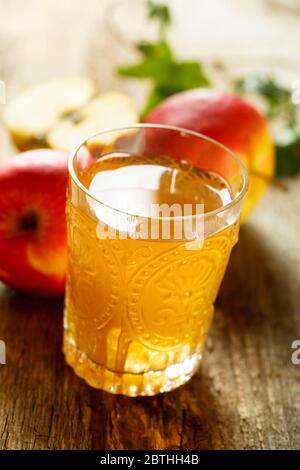 Succo di mela rinfrescante Foto Stock