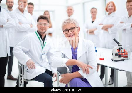supervisore della ricerca e un gruppo di giovani scienziati sul posto di lavoro . Foto Stock