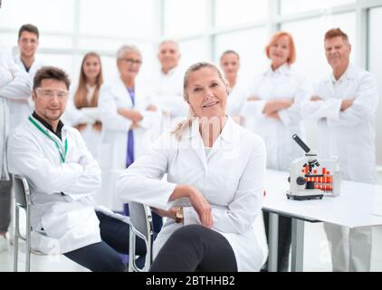 supervisore della ricerca e un gruppo di giovani scienziati sul posto di lavoro . Foto Stock