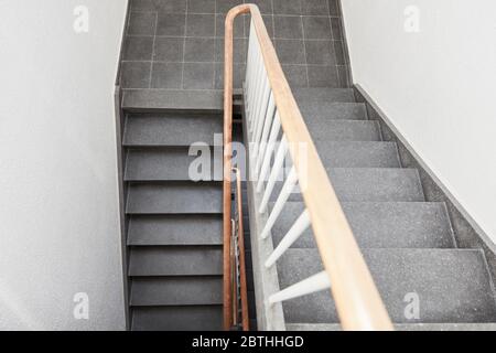 Scale nel corridoio o scala con banisters da un edificio di appartamenti Foto Stock
