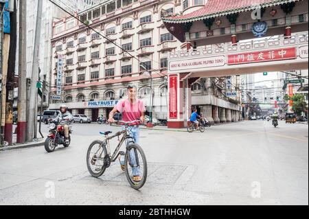 Immagini del traffico all'incrocio trafficato presso l'Arco dell'amicizia Cinese Filippino nel quartiere di Binondo Chinatown a Manila Filippine. Foto Stock