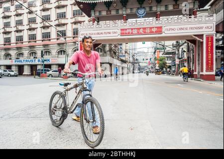 Immagini del traffico all'incrocio trafficato presso l'Arco dell'amicizia Cinese Filippino nel quartiere di Binondo Chinatown a Manila Filippine. Foto Stock