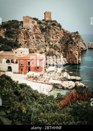 la tonnara di scopello in sicilia con una piccola spiaggia, rocce e acque cristalline Foto Stock