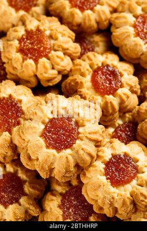 Biscotti fatti in casa con marmellata Foto Stock