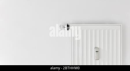 Riscaldamento con radiatore a pannello e allocatore di costi di calore e termostato a parete Foto Stock