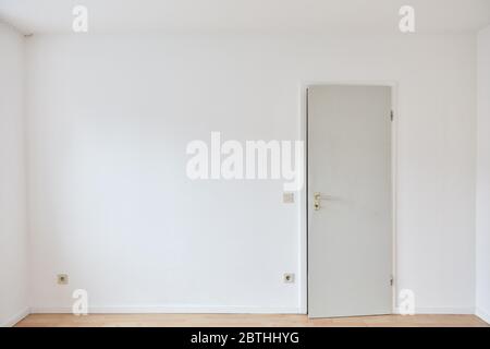 Porta in una parete bianca in una stanza vuota come una camera da letto o un ufficio Foto Stock