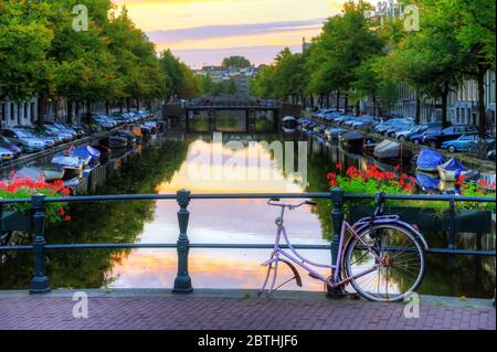 Splendida immagine dei canali patrimonio dell'umanità dell'UNESCO ad Amsterdam, Paesi Bassi Foto Stock