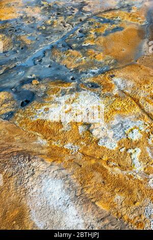 Fango bollente e colorati depositi di zolfo nella zona geotermica altamente attiva di Námafjall (Hverir), vicino al lago Mývatn, nel nord-est dell'Islanda Foto Stock