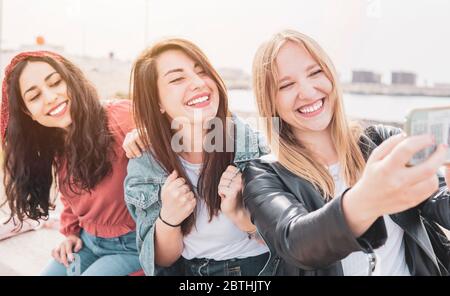 I migliori amici prendono un selfie con lo smartphone in un weekend di vacanza - felice gruppo multirazziale in vacanza scattare una foto - amicizia e concetto di divertimento Foto Stock