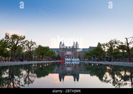 Il Rijksmuseum Amsterdam con le parole IAMSTERDAM ad Amsterdam, Paesi Bassi. Museo nazionale Foto Stock