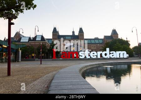 Il Rijksmuseum Amsterdam con le parole IAMSTERDAM ad Amsterdam, Paesi Bassi. Museo nazionale Foto Stock