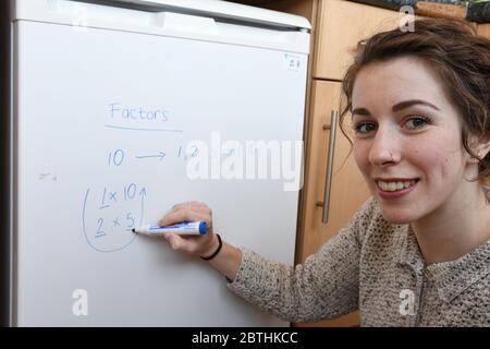 Gli insegnanti della scuola sono costretti ad insegnare le loro lezioni da casa online virtualmente utilizzando i loro telefoni per video se stessi sotto covid-19 coronavirus UK USA Foto Stock