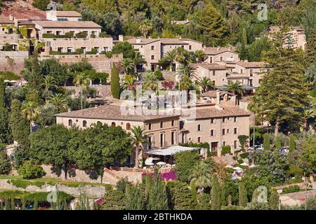 Città collinare di Deia, Maiorca, Baleari, Spagna Foto Stock