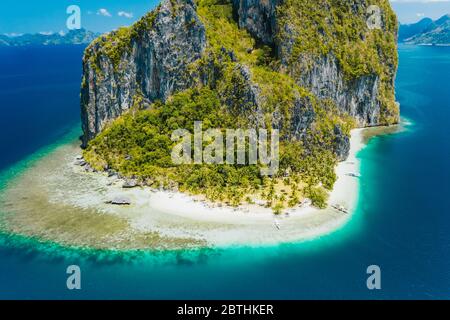 El Nido, Palawan, Filippine. Vista aerea del drone dell'impressionante Isola di Pinagbuyutan. Incredibile spiaggia di sabbia bianca Ipil con oceano blu turchese e corallo Foto Stock