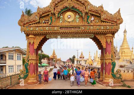 Antica porta del monastero di Kan Tu Kyaung, villaggio di Pindaya, stato di Shan, Myanmar, Asia Foto Stock