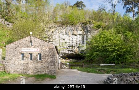 Vista dell'ingresso alla Grotta di Ingleborough, una grotta a vista vicino a Clapham, nelle valli dello Yorkshire Foto Stock