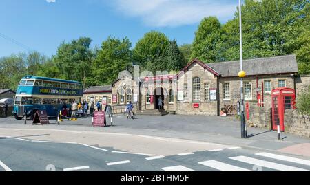 Un autobus vintage che attende i passeggeri fuori dalla stazione ferroviaria di Haworth durante il fine settimana degli anni '40 Foto Stock