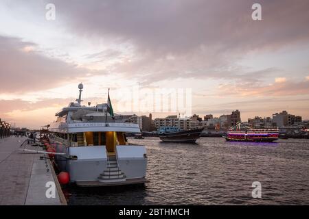Passerella lungo il Dubai Creek al tramonto, Dubai, Emirati Arabi Uniti Foto Stock