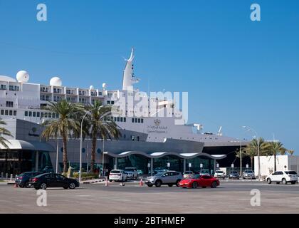 La Queen Elizabeth 2, ex transatlantico, ha riaperto come hotel a Port Rashid, Dubai, Emirati Arabi Uniti. Foto Stock