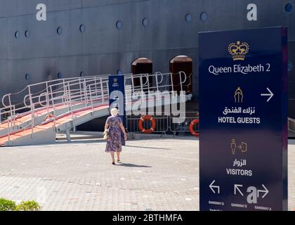 La Queen Elizabeth 2, ex transatlantico, ha riaperto come hotel a Port Rashid, Dubai, Emirati Arabi Uniti. Foto Stock